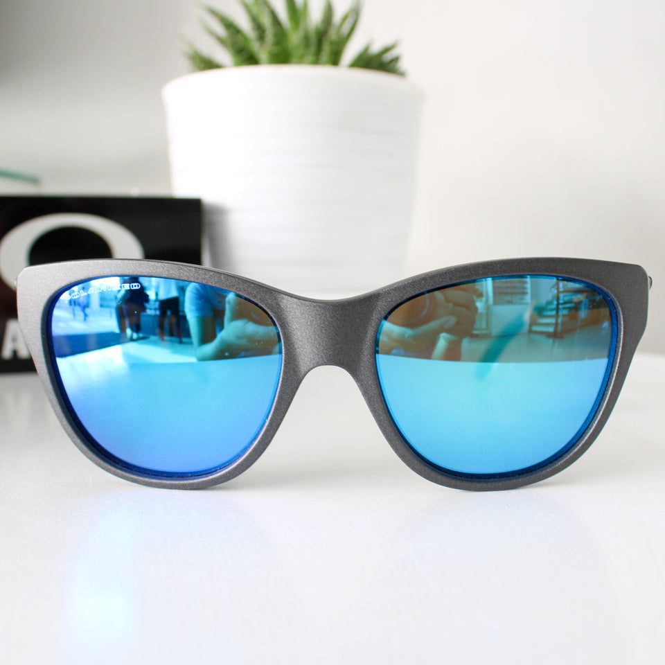 Oakley Hold Out OO9357 – 0655 GRIS LUNAS AZULES POLARIZADAS