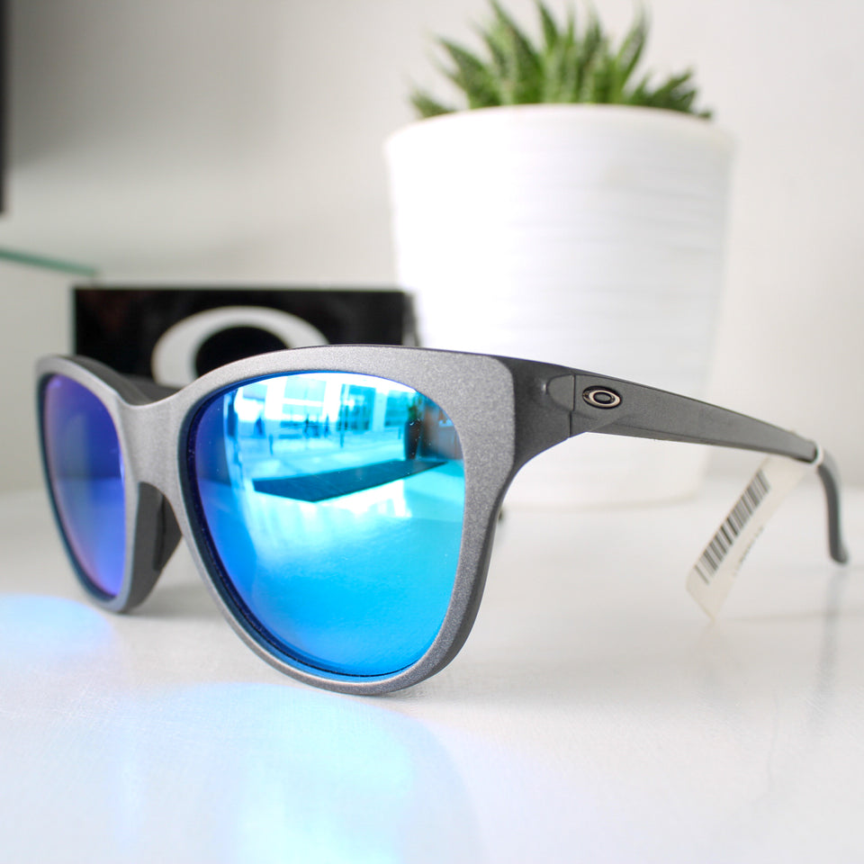 Oakley Hold Out OO9357 – 0655 GRIS LUNAS AZULES POLARIZADAS