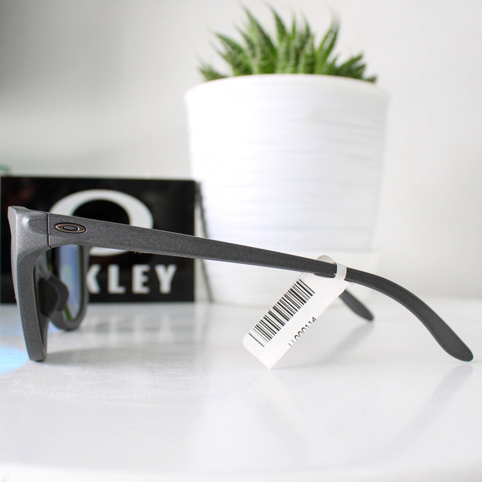 Oakley Hold Out OO9357 – 0655 GRIS LUNAS AZULES POLARIZADAS