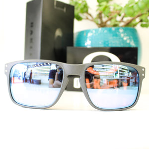 Oakley Holbrook OO9102 – X855 DARK MATTE STONEWASH OPALINE PRIZM BLACK | Lazzat Arequipa - imagen 4